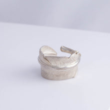 Load image into Gallery viewer, Silver large feather ring
