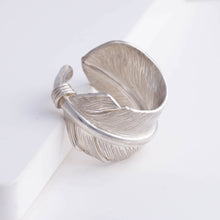 Load image into Gallery viewer, Silver large feather ring