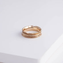 Load image into Gallery viewer, Gold infinity feather ring