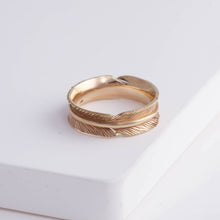 Load image into Gallery viewer, Gold infinity feather ring