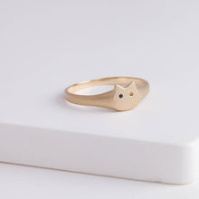 Load image into Gallery viewer, Sapphire odd eye cat signet