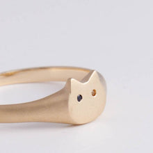 Load image into Gallery viewer, Sapphire odd eye cat signet