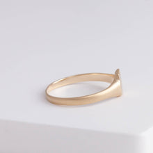 Load image into Gallery viewer, Sapphire odd eye cat signet