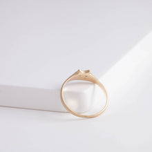 Load image into Gallery viewer, Sapphire odd eye cat signet