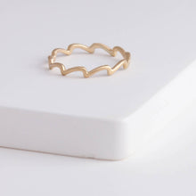 Load image into Gallery viewer, Slanted wavelets ring