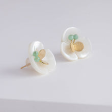 Load image into Gallery viewer, Plum flower emerald butterfly earrings