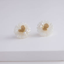 Load image into Gallery viewer, Daisy pearl butterfly earrings