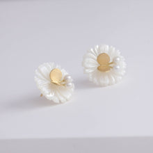 Load image into Gallery viewer, Daisy pearl butterfly earrings