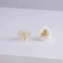 Load image into Gallery viewer, Daisy pearl butterfly earrings