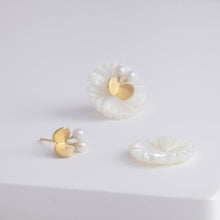 Load image into Gallery viewer, Daisy pearl butterfly earrings