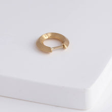 Load image into Gallery viewer, Shape round earring