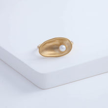 Load image into Gallery viewer, Gold petal ring with pearl