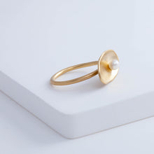 Load image into Gallery viewer, Gold petal ring with pearl