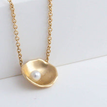 Load image into Gallery viewer, Gold petal necklace with pearl
