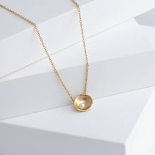 Load image into Gallery viewer, Gold petal necklace with pearl