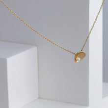 Load image into Gallery viewer, Gold petal necklace with pearl