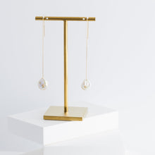 Load image into Gallery viewer, Petal single diamond drop earrings - Kolekto