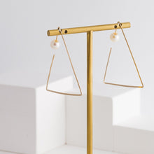 Load image into Gallery viewer, Symbol triangle hoop earring - Kolekto