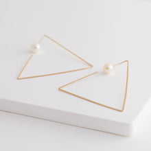 Load image into Gallery viewer, Symbol triangle hoop earring - Kolekto