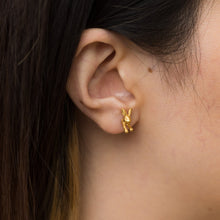 Load image into Gallery viewer, Bunny through earring - Kolekto