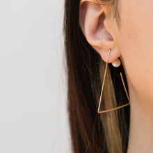 Load image into Gallery viewer, Symbol triangle hoop earring - Kolekto