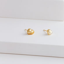 Load image into Gallery viewer, Kidney single gold pearl stud - Kolekto