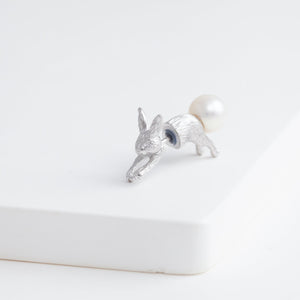 Bunny through earring (rhodium plated silver)