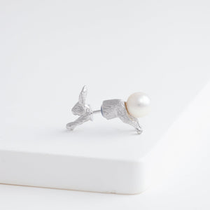 Bunny through earring (rhodium plated silver)