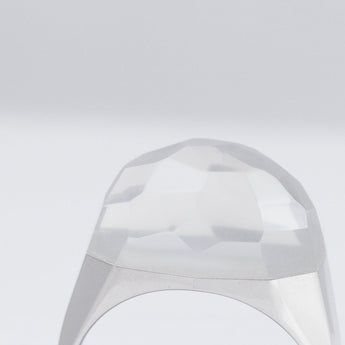 Mini rock faceted round milky quartz ring - silver