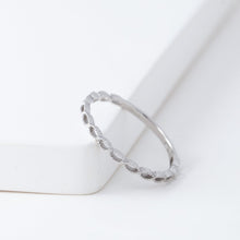 Load image into Gallery viewer, Repeat small oval ring - white gold
