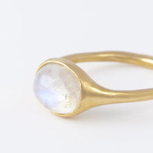 Load image into Gallery viewer, Maxi Yui moonstone ring
