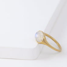 Load image into Gallery viewer, Maxi Yui moonstone ring
