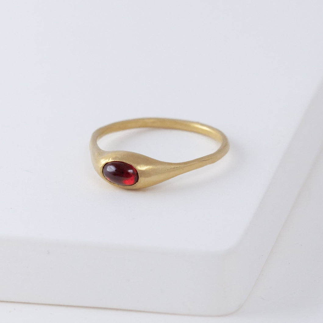 Yui garnet ring