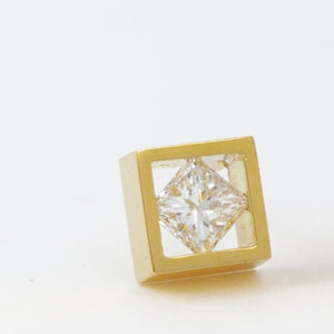 Position yellow gold square frame square diamond studs