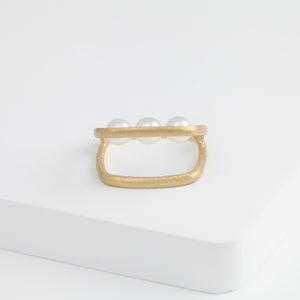 Syami frame ring with three pearls