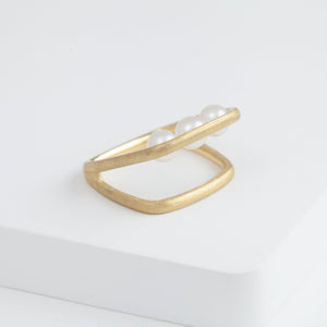 Syami frame ring with three pearls