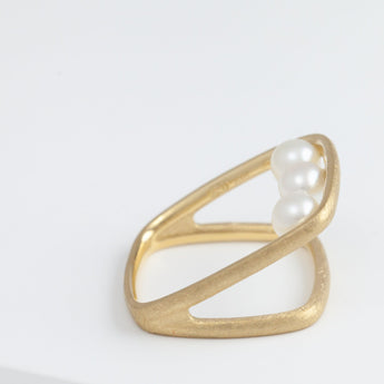 Syami frame ring with three pearls