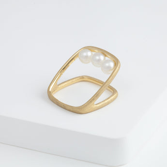 Syami frame ring with three pearls