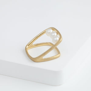 Syami frame ring with three pearls