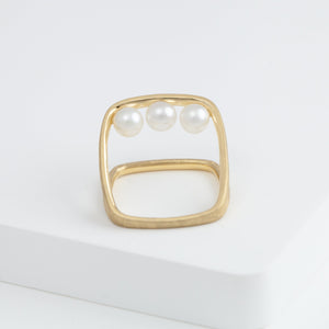 Syami frame ring with three pearls