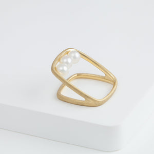 Syami frame ring with three pearls