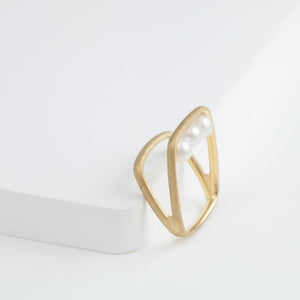 Syami frame ring with three pearls