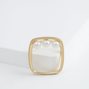 Syami frame ring with three pearls