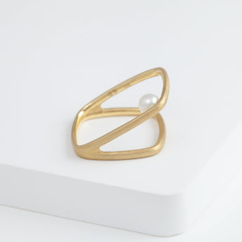Syami frame ring with single pearl