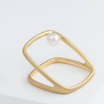 Syami frame ring with single pearl