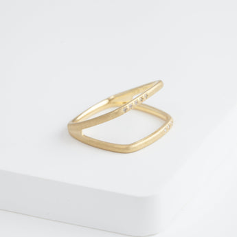Syami frame ring with diamond