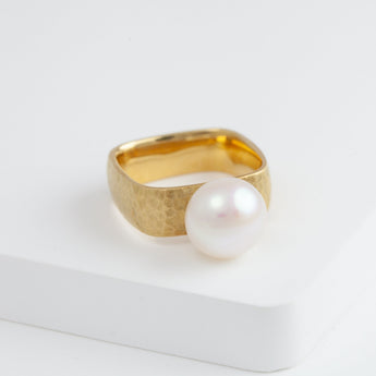Syami ring with one-of-a-kind pearl