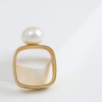 Syami ring with one-of-a-kind pearl