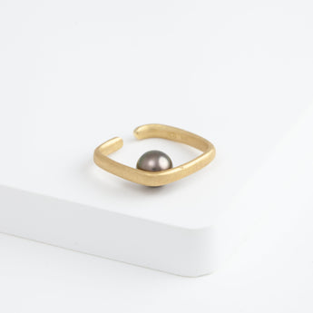 Syami tahitian pearl ear cuff