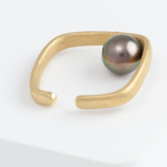 Syami tahitian pearl ear cuff